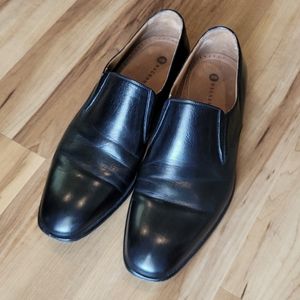 Magnanni Black Leather Slip-on Loafers